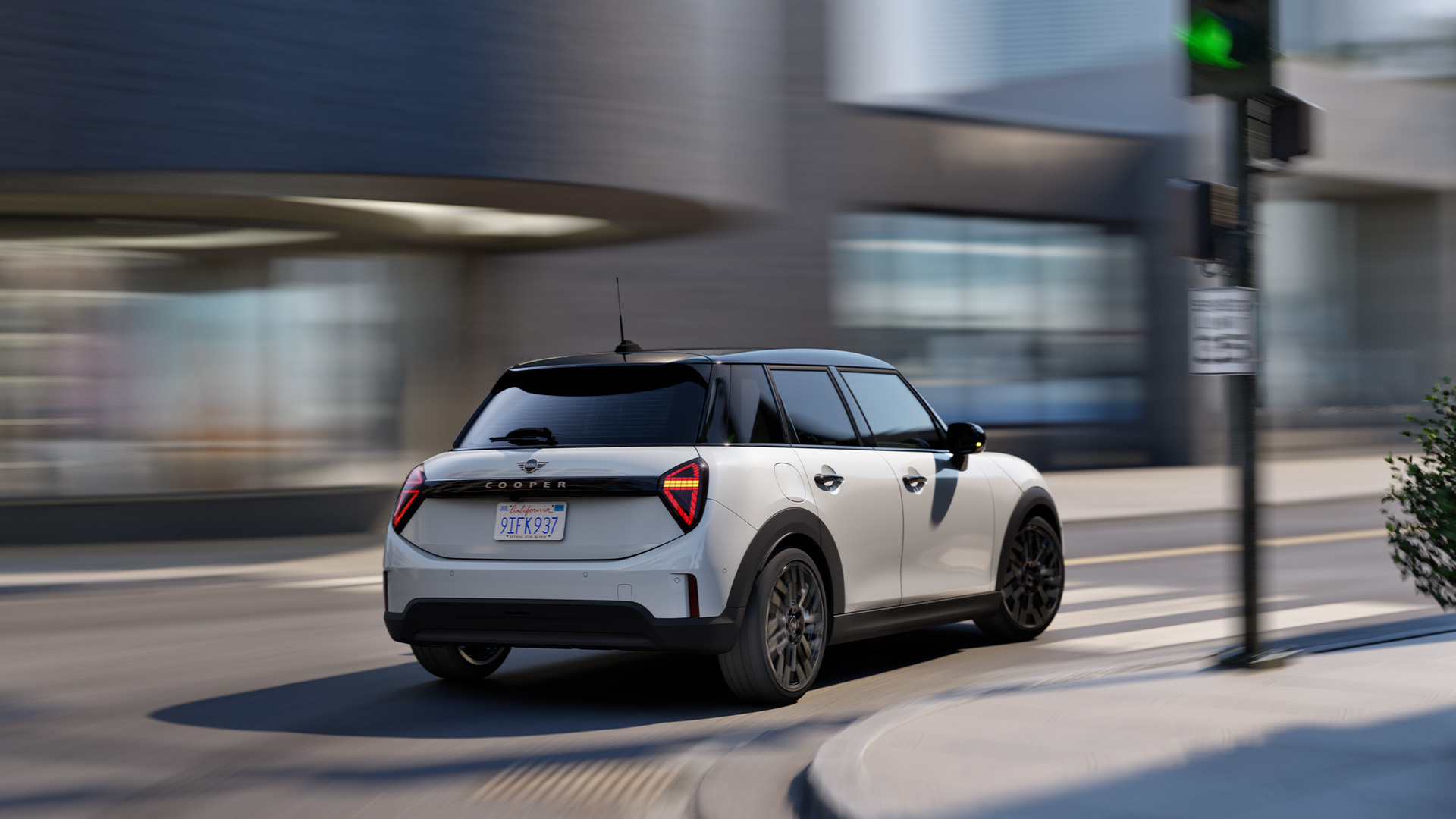 MINI Cooper C 5-Türer F65 Heck in Fahrt um eine Kurve