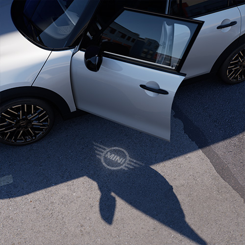 MINI Cooper C 5-Türer F65 mit offener Tür und MINI Logobeleuchtung