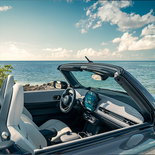 MINI Cooper S Cabrio F67 Cockpit mit Ausblick auf das Meer