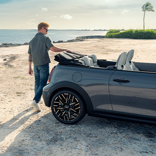 MINI Cooper S Cabrio F67 Heck seitlich mit Ausblick auf das Meer