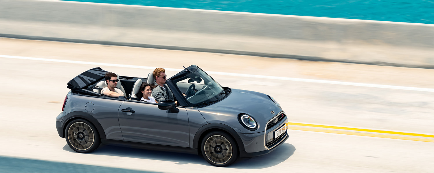 MINI Cooper S Cabrio F67 mit Offenem Verdeck in Fahrt