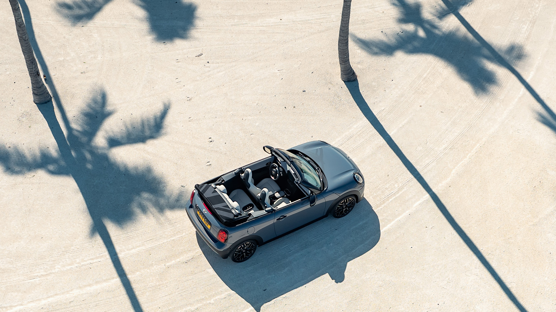 MINI Cooper S Cabrio F67 von oben mit Ausblick auf das Meer
